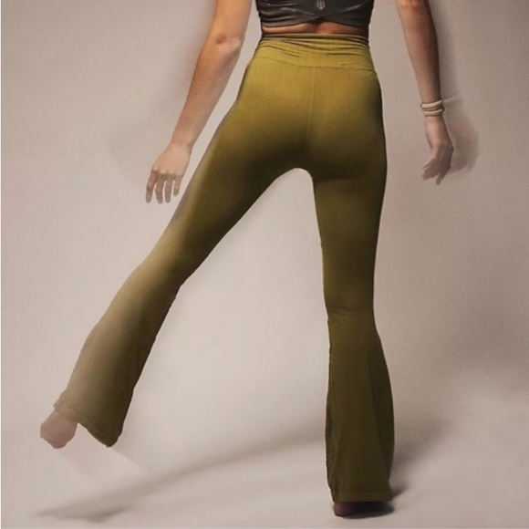 NWOT free people Good Karma Flare Leggings In Military Green Size XS/S MSRP$98 - Picture 4 of 11